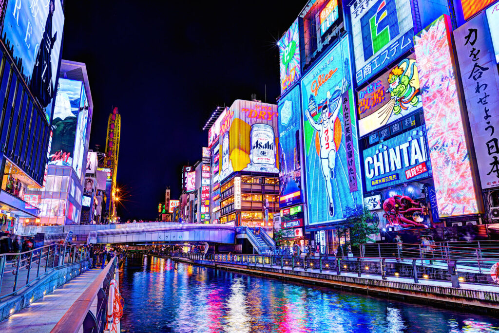 Dotonbori Osaka de noche con luces de neón y canal